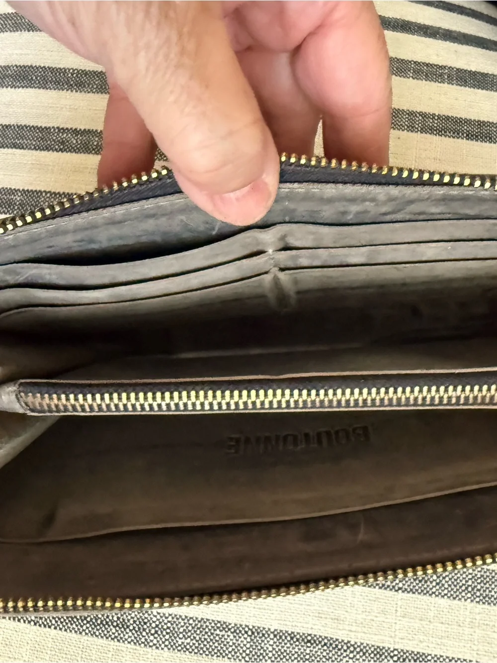 Boutonne .. Dark grey leather, distressed wallet.